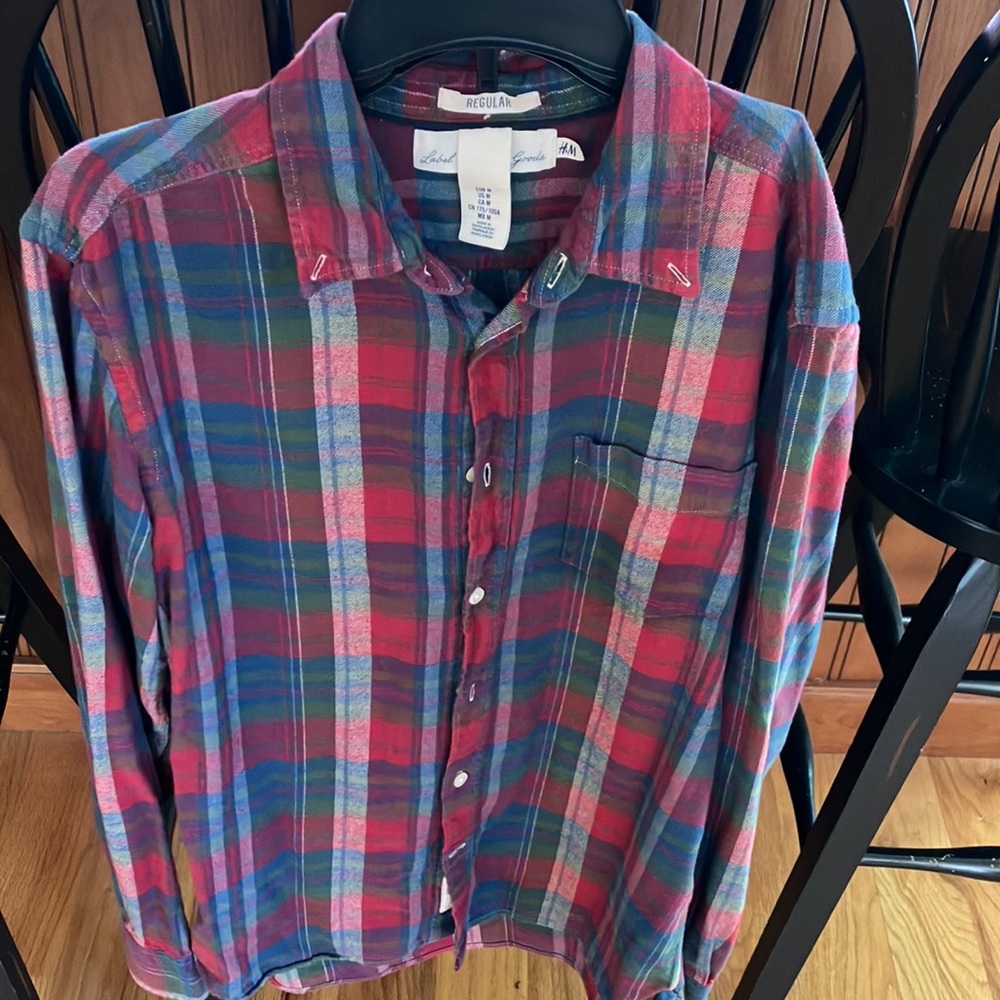 H&M, casual button down. Size: Medium. Regular fit.